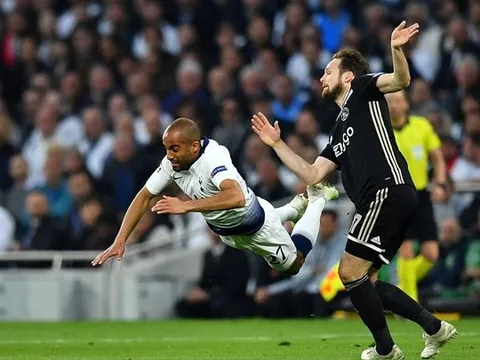Fan M.U tiếc hùi hụi: "Thật đau đớn khi chúng ta bán cậu ấy cho Ajax"