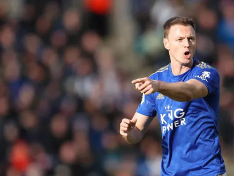 Tả xung hữu đột, cựu sao MU hóa "quái vật" hàng thủ trước Chelsea