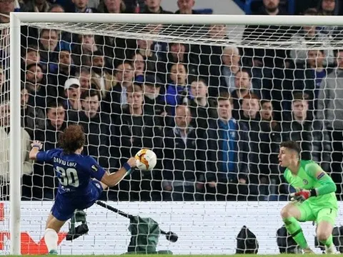 Số phận Chelsea đã kết thúc trước Frankfurt nếu không có pha bóng này