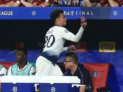 Bị thay ra, Alli điên tiết làm điều không ngờ trên ghế dự bị