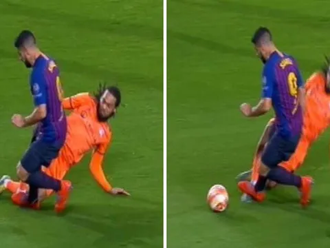 Suarez đạp chân đối thủ và Barca được hưởng... phạt đền