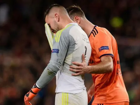 Thủ môn Lyon bật khóc sau bàn thắng của Coutinho