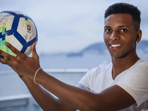 'Tôi đặt ảnh anh ấy làm hình nền điện thoại và giờ tôi được chơi bóng cùng anh ấy'