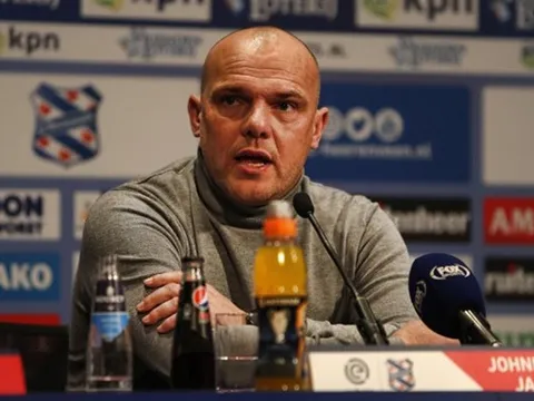 HLV Heerenveen: Văn Hậu hay nhầm lẫn, tôi phải "cầm tay chỉ việc"