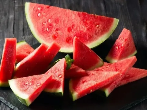 Mua dưa hấu, chỉ cần nhìn 4 chỗ này chẳng cần vỗ mỏi tay cũng chọn được quả ngọt ngon, mùa hè tha hồ thưởng thức