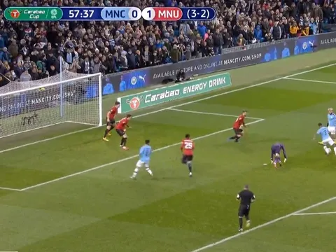 Sterling hóa Công Phượng, lừa hậu vệ, lừa thủ môn, lừa luôn triệu CĐV trên thế giới