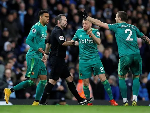 Trọng tài công nhận 'bàn thắng ma', Man City giành thắng lợi gây tranh cãi
