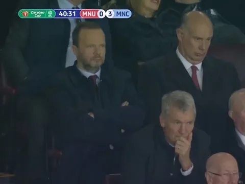 Đây, phản ứng của Ed Woodward trên khán đài khi Man Utd thua tan nát!