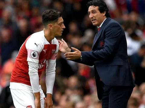 Bất đồng với Emery, Ozil cùng vợ "khăn gói" trở về quê nhà