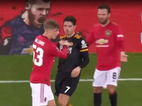 Mặc đồng đội ăn mừng náo nhiệt, cánh tay phải của Klopp thui thủi một góc vì nhiệm vụ này