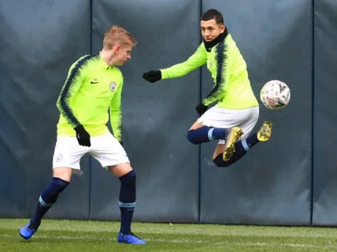 Cười đùa rộn ràng, Man City không mấy bận tâm đến lá thăm Gà trống