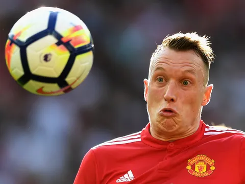 Fan Man Utd phản ứng thế nào khi thấy Phil Jones ghi bàn?