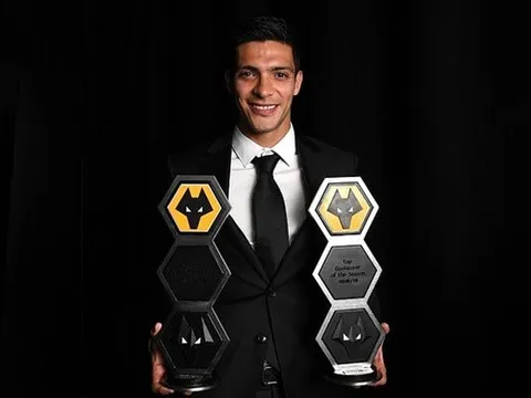 Roman Abramovich cười tươi rói bên cạnh đội trưởng Azpilicueta