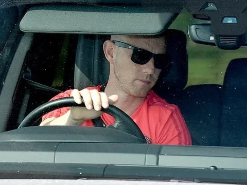 Fan Man Utd: "Từng ấy tiền thì đủ mua mỗi chân phải của cậu ấy thôi"