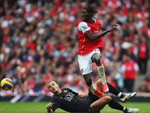 Đã từng có một Arsenal yếu đuối đến thế trước Man Utd