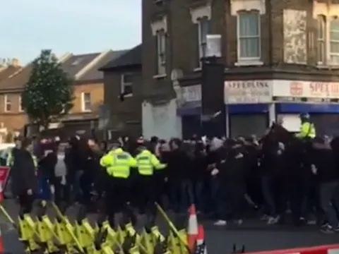 CĐV Spurs và Ajax hỗn chiến, cảnh sát phải dùng đến thứ này để ngăn cản