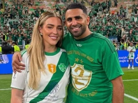 Mahrez chi tiền tặng Rolex cho toàn đội Al Ahli