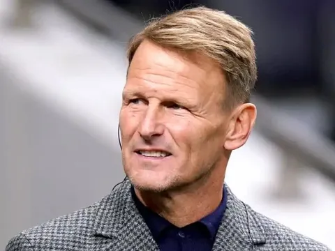 Sheringham vạch sai lầm đẩy Tottenham đến bờ vực rớt hạng
