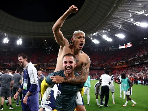 Cựu sao Tottenham giải nghệ tuổi 26 để làm đạo diễn