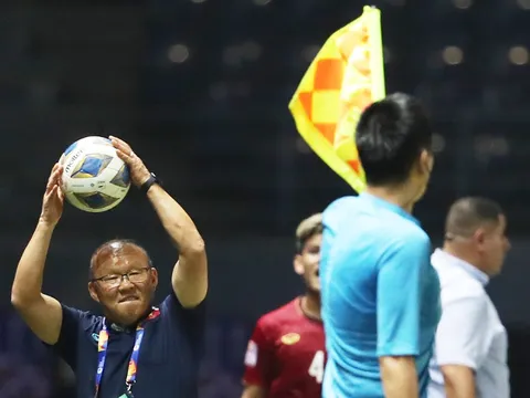 Đây, lý do thầy Park nổi giận, định ném bóng vào trọng tài biên