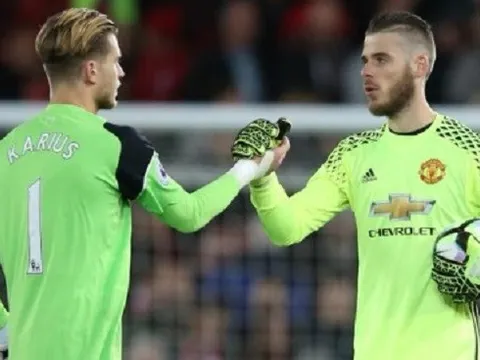 NHM dậy sóng: Karius đã truyền năng lực cho De Gea!