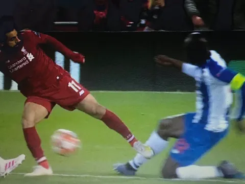 Mark Clattenburg: Liverpool đã quá may mắn, cậu ta phải bị thẻ đỏ