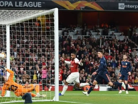 'Nếu Lacazette đánh đầu cơ bản, thủ môn đã cứu được pha bóng'