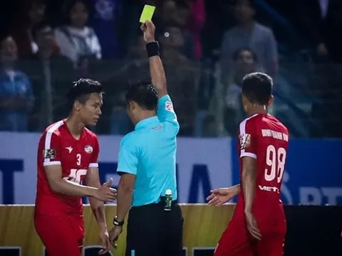 Không rút thẻ đỏ Quế Ngọc Hải, trọng tài chính sẽ bị "treo còi"