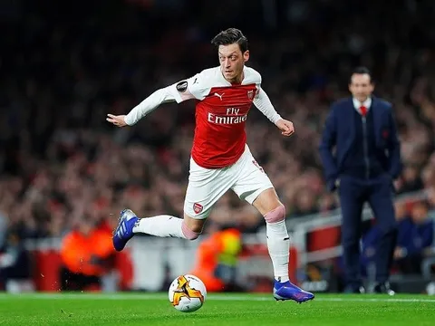 Bất ngờ với người Mustafi chạy đến cảm ơn sau pha làm dũng mãnh