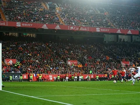 Biến ở Chelsea: Học trò xô xát, HLV Sarri phát điên ném mũ rời sân tập