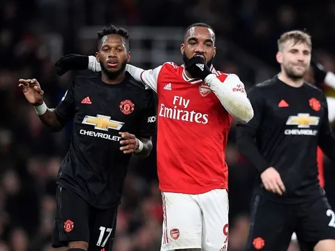 CĐV Man Utd: "Cậu ta nên giải nghệ"; "Bán hắn với giá 648 xu"