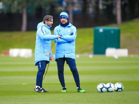 Bị Liverpool vượt mặt, Pep đau đầu tìm "mưu sâu kế lạ" trên sân tập