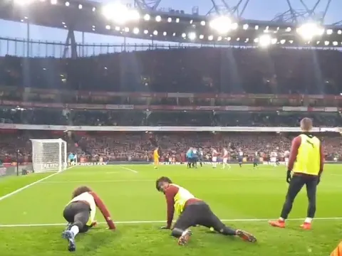 CĐV Arsenal 'tan chảy' với hành động của Guendouzi và Iwobi ở bàn penalty
