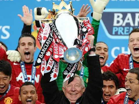 Sir Alex xuất hiện bên cạnh HLV hay nhất làng bóng đá Anh Quốc mùa giải qua