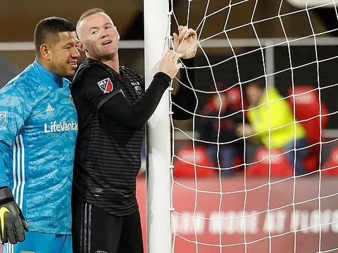 Thủ môn Real Salt Lake cười đau khổ trước hat-trick của Rooney ở MLS