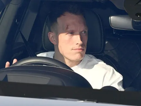 Vết thương chưa lành, Phil Jones bất chấp trở lại tập luyện