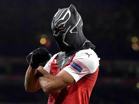Aubameyang ăn mừng kiểu Wakanda, người nhà Black Panther sang Anh dạy dỗ