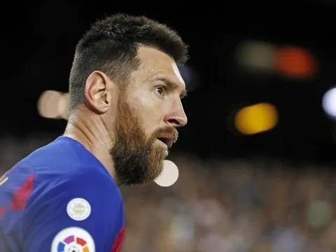 Messi: "2 năm nữa tôi sẽ ra đi, chỉ còn một mình cậu. Cậu sẽ thế chỗ tôi"