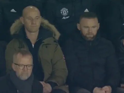 3 vị khách 'đặc biệt' chỉ còn biết nín lặng trên khán đài Old Trafford