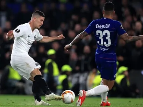 Fan Chelsea nổi đóa với "tội đồ" trong bàn thua trước Frankfurt