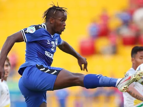 Phô diễn kỹ năng, Nicolas Pepe biến 'bom tấn' của Man Utd thành gã hề trên sân