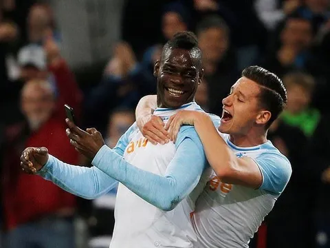 Lập siêu phẩm, Balotelli ăn mừng có 1-0-2