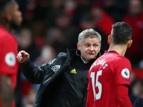 CHOÁNG! Sắp có Fernandes, Solskjaer dạy dỗ 'số 10 thất vọng' cực gắt ngay trên sân