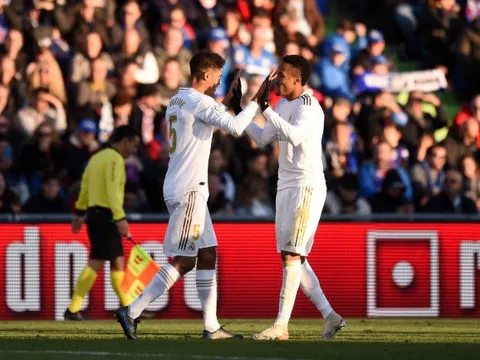 Varane tỏa sáng, Real Madrid san bằng điểm số với Barca