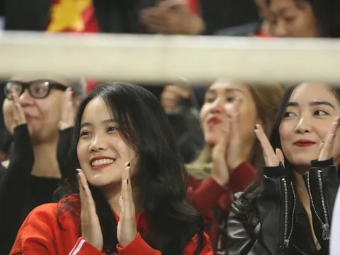 Ngắm nụ cười thánh thiện đốn tim các fan của bạn gái Đoàn Văn Hậu