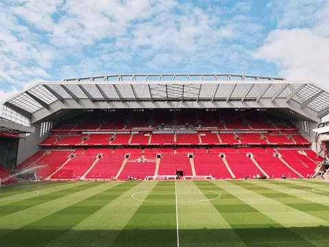 Tương lai bất định, Martial vẫn hạnh phúc bên người đẹp ở "thiên đường hạ giới"