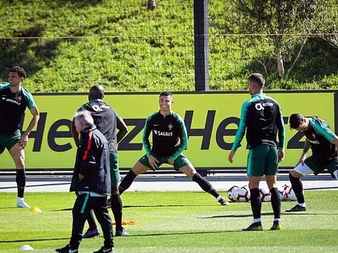 Hội quân cùng Bồ Đào Nha, Ronaldo làm động tác 'trêu ngươi' UEFA