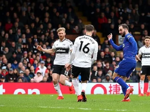 Khoe hàng mới, sao Man City bị chặn trước đại bản doanh, Aguero chọc quê