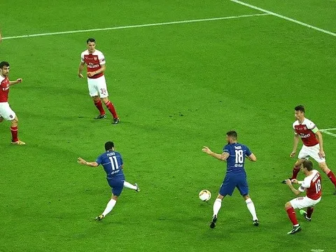 4 bóng áo đỏ bất lực nhìn chân sút Chelsea tiến vào "Ngôi đền huyền thoại"