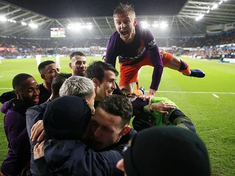 4 điểm nhấn Swansea City 2-3 Man City: "Siêu anh hùng" Aguero, Pep đau đầu 1 vị trí